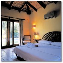 villa_bedroom.jpg
